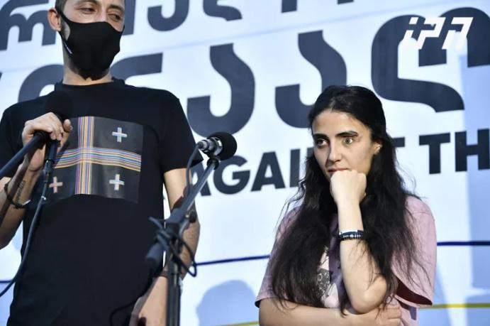 "რთულია ამ წუთას აქ დგომა... ერთი წლის უკან ასე ვიდექი, ზუსტად იგივე ტანსაცმელი მეცვა" - მაკო გომურის ემოციური მიმართვა აქციაზე