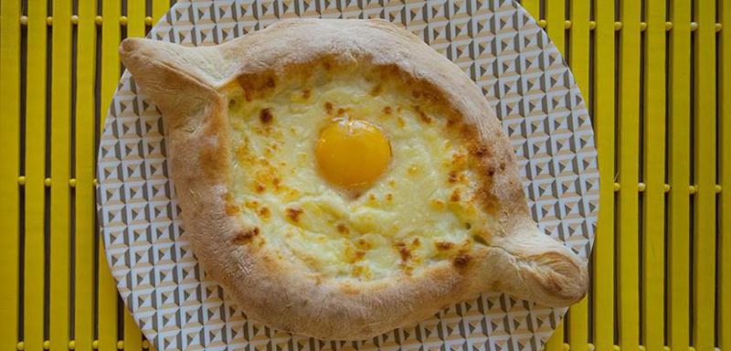 ქართული სამზარეულოს გაცნობა აჭარული ხაჭაპურით, ბათუმიდან დაიწყეთ - რას წერს ბრიტანული გამოცემა საქართველოზე