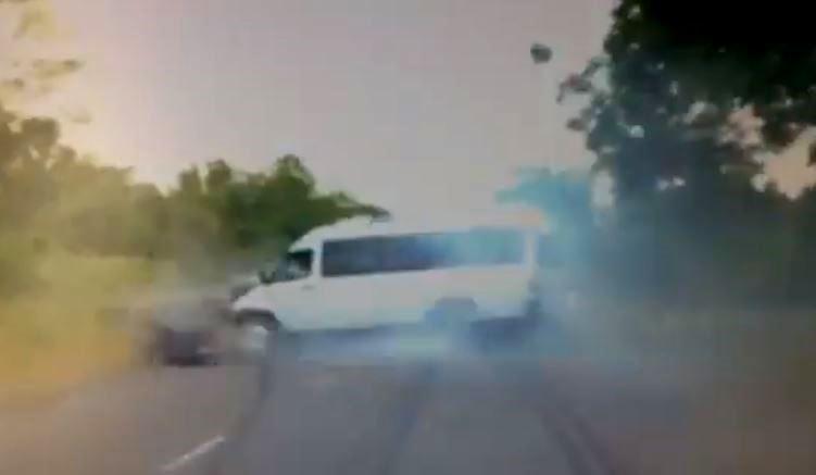 "ამ "მარშუტკის" მძღოლმა, ფაქტიურად, გაწირა 5 ბავშვი" - ინტერნეტში ვრცელდება ყვარელი-თელავის გზაზე მომხდარი შემზარავი ავარიის კადრები