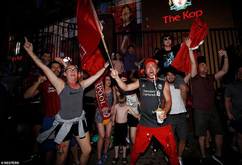 გამარჯვება, რომელმაც ფეხბურთის ფანებს კორონავირუსი დაავიწყა - რა ხდებოდა ლივერპულში, როცა ცნობილი კლუბი 30 წლის შემდეგ პირველად გახდა ჩემპიონი