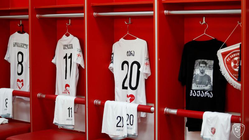 "შაქარას" შავი მაისური და ფოტო სტადიონზე - კლუბ "საბურთალოს" პირველი მატჩი 19 წლის ფეხბურთელის გარდაცვალების შემდეგ
