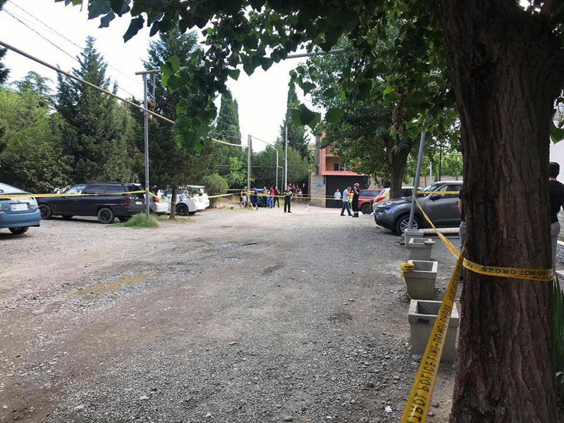 ოჯახური კონფლიქტის გამო ადგილზე მისული პატრული მამაკაცმა დაჭრა, შემდეგ კი მეშვიდე სართულიდან გადახტა - ფოტოები შემთხვევის ადგილიდან