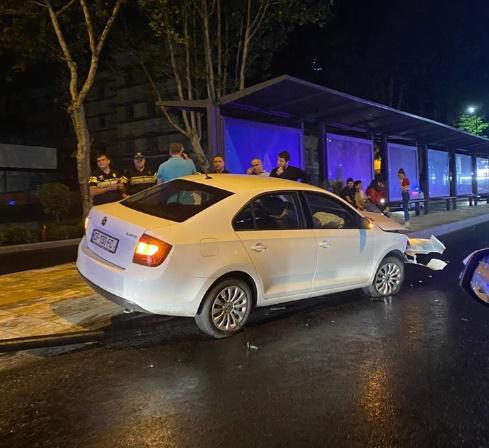 ავარია ჭავჭავაძეზე - ახლად დამონტაჟებულ გაჩერებაზე "შკოდა" შევარდა