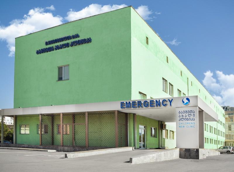 "ძიძას გადმოუვარდა... კორპუსიდან კიოდა - "ბავშვი, ბავშვიო" - მე-6 სართულიდან გადმოვარდნილი არასრულწლოვნის მდგომარეობა უკიდურესად მძიმეა