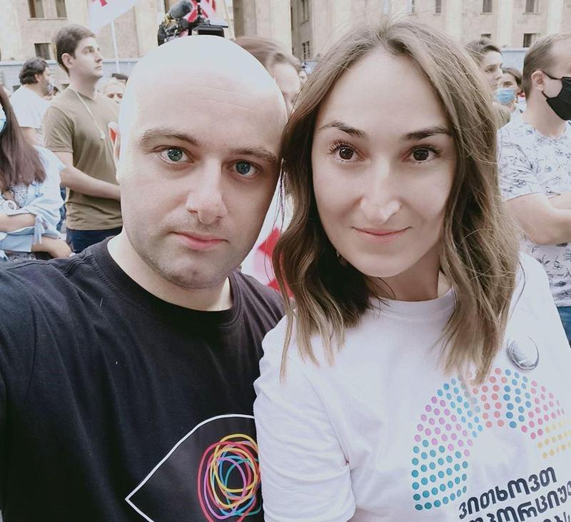 "დაგჭრი და მესამე სროკზე წავალ!" - სამოქალაქო აქტივისტი წერს, რომ მას და მის მეუღლეს ბერი ნიკოლოზის მრევლი დანით დაესხა თავს