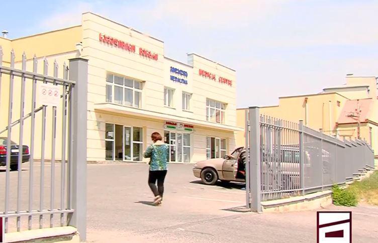 "არ აღიარებდა, რომ იმშობიარა... ექიმმა გასინჯა და დადგინდა რომ ნამშობიარები იყო" - რას ამბობენ 24 წლის ქალზე, რომელმაც ჩვილი საპირფარეშოში ჩააგდო