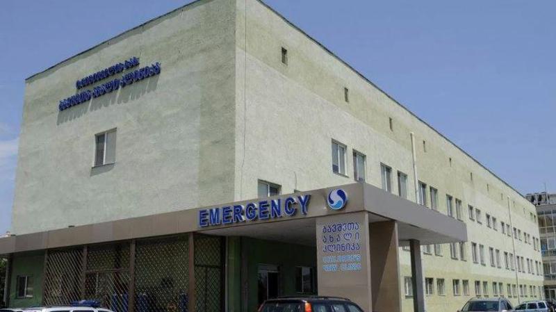 როგორია მე-6 სართულიდან გადმოვარდნილი 3 წლის ბავშვის ჯანმრთელობის მდგომარეობა - "დღეს ოპერაცია ჩაუტარდება"