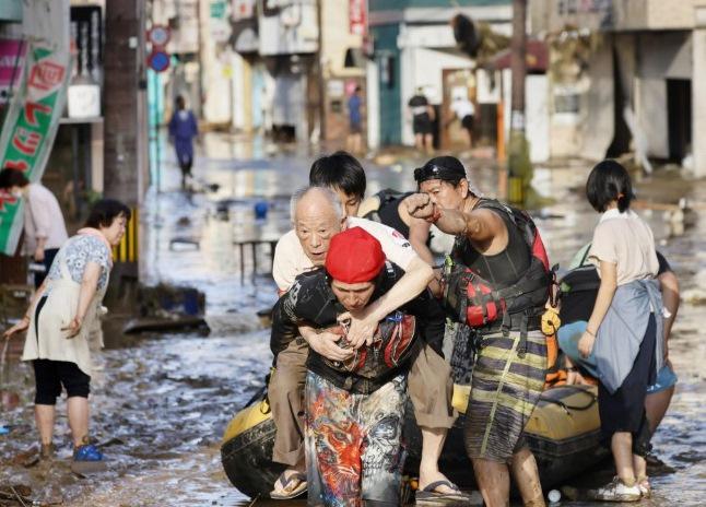 დრამატული ფოტოები იაპონიიდან, სადაც წყალდიდობამ 20 ადამიანი იმსხვერპლა