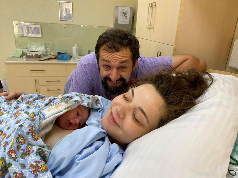 ილო ბეროშვილი და ანი ბებია ბიჭის მშობლები გახდნენ (ფოტო)