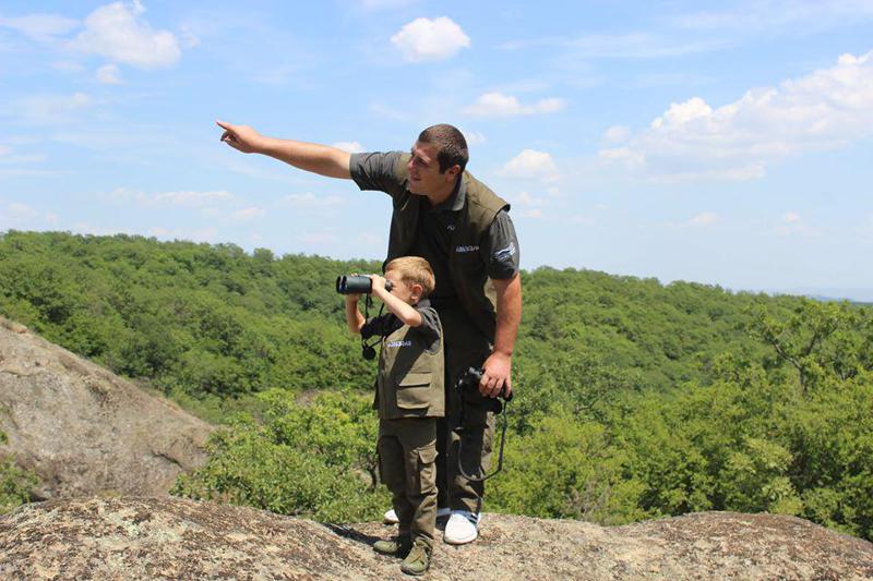 დღის ფოტო: 4 წლის რეინჯერი, რომელიც მამასთან ერთად იცავს საქართველოს ბუნებას