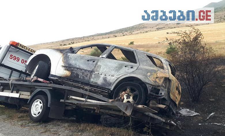 ავტომანქანას, რომელიც ევაკუატორს გადაჰყავდა, ცეცხლი გაუჩნდა - ფოტოები მაგისტრალიდან