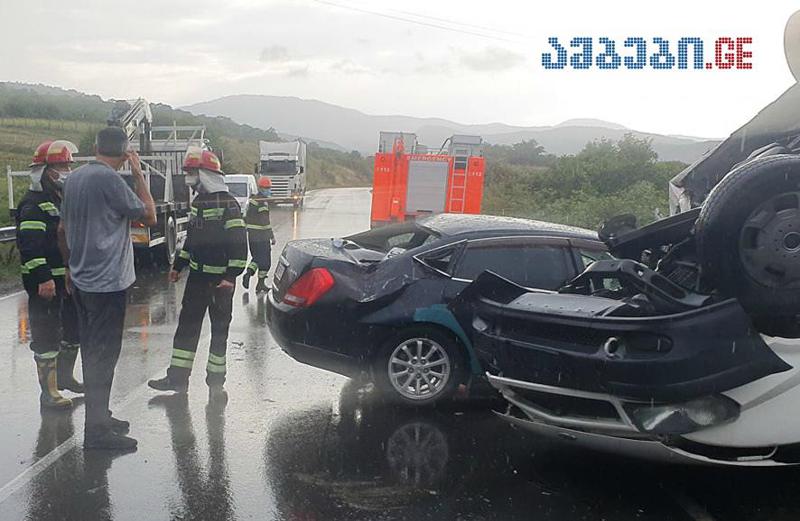 თელავი-შუამთას გზაზე ავარიის შედეგად სატვირთო ავტომობილი ამობრუნდა - არიან დაშავებულები