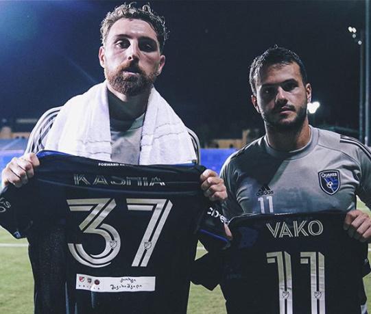 დღის ფოტო: გურამ კაშიას და ვაკო ყაზაიშვილის სათამაშო ფორმები, წარწერით: "გიორგი შაქარაშვილი"