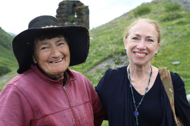 ამერიკის ელჩი ქართველ ბიზნესმენ ქალებთან ერთად სვანეთში - სტუმრობის ამსახველი ფოტოები