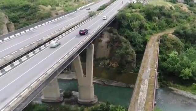 შაქარაშვილის საქმეზე დაკითხულის თქმით, 18 ივნისის ღამით არაგვის ხიდზე დაყრილ ნიახურს აგროვებდა