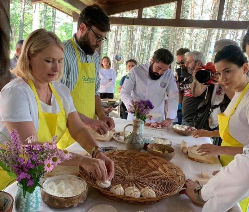 ხინკლის მოხვევის მასტერკლასი ეკონომიკის მინისტრისგან - როგორ ჩაიარა ნათია თურნავას სტუმრობამ თუშეთში