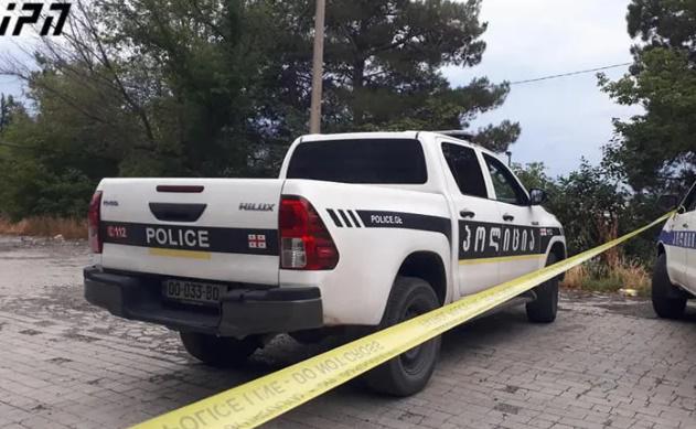 სროლა და დაპირისპირება გორში - მამაკაცი მცირეწლოვანი შვილის თვალწინ დაჭრეს