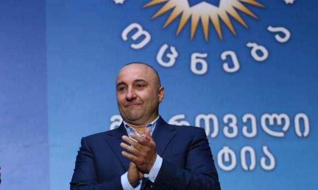 4 ათას ევროიანი იარაღი, ავტომობილები, ბინები... - რა ქონებას ფლობს დეპუტატი, რომლის ოჯახმა სამეწარმეო საქმიანობიდან 1 წელში 9 მლნ-ზე მეტი მიიღო