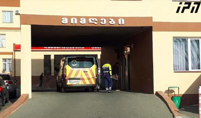 77 წლის მამაკაცი, რომელსაც მაგისტრალზე სატვირთო დაეჯახა, კლინიკაში გარდაიცვალა