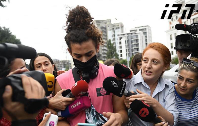 "არ შემიცვლია არაფერი, რაც რეალურად ვიცი, იმას ვამბობ" - რა თქვა შაქარაშვილის საქმის ე.წ. ოქროს მოწმემ სასამართლოში შესვლამდე