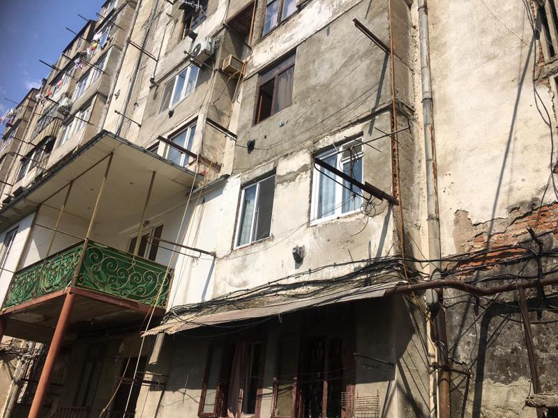 "მძიმე ფსიქიური სტრესის მდგომარეობაშია, გარკვეულ დეტალებს ახლა იხსენებს" - ქუთაისში ქალის მკვლელობის ბრალდებით დაკავებულის ადვოკატი