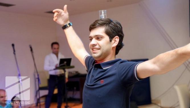 დაჭრილი პირი, რომელიც საავადმყოფოში მიყვანის შემდეგ გარდაიცვალა, ყოფილი პოლიციელი იყო