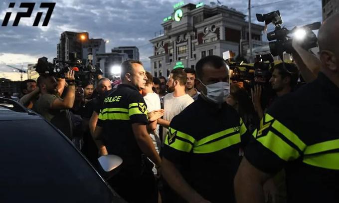 "ნუ მომკლავ, გამოიძიე დანაშაული" - შსს-სთან აქციაზე სიტუაცია დაიძაბა