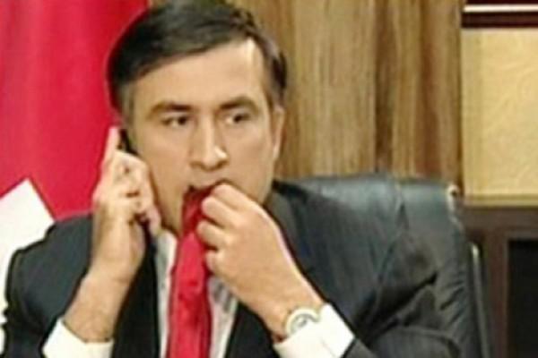 "უთხრეს, რაღაც დადე მაგიდაზე და დაღეჭე ხოლმეო" - როგორ ხსნის გრიგოლ ვაშაძე 2008 წლის ცნობილ "ჰალსტუხის ეპიზოდს"?