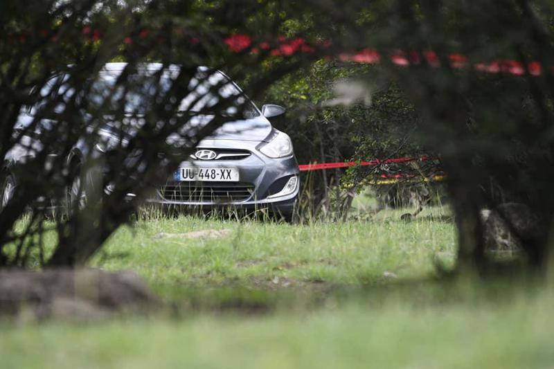 თამარ ბაჩალიაშვილი მანქანის უკანა სავარძელზე, მწოლიარე მდგომარეობაში ნახეს - ფოტორეპორტაჟი შემთხვევის ადგილიდან