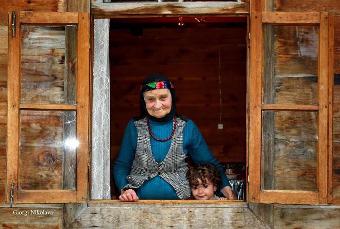 დღის ფოტო - 106 წლის ზაქიე ბებო შუახევის სოფელ ნაღვარევიდან,  შთამომავალთან ერთად