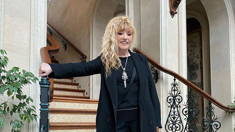 71 წლის ალა პუგაჩოვა შორტებითა და მაღალქუსლიანი ფეხსაცმელებით - "წლები კი არ ემატება, აკლდება. მგონი, ჯადოქარია"