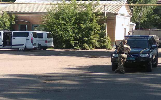 უკრაინაში ხელყუმბარით შეიარაღებულმა მამაკაცმა პოლიციელი მძევლად აიყვანა - რას ედავებიან თავდამსხმელს?