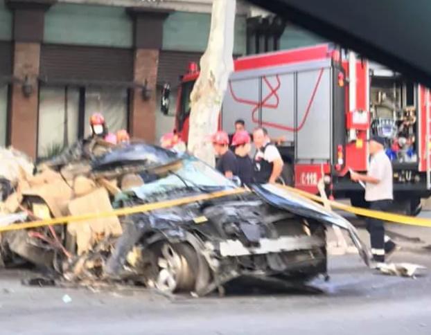 თბილისში ავტომობილი ხეს შეეჯახა