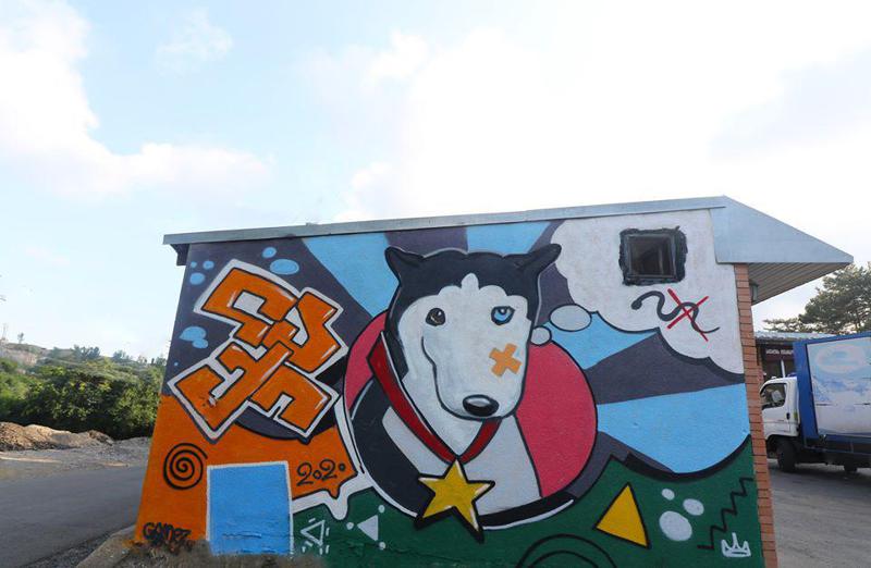 ტაბახმელის ცენტრში გმირი ჰასკი დახატეს, რომელმაც 5 წლის ბავშვი გიურზას თავდასხმისგან გადაარჩინა