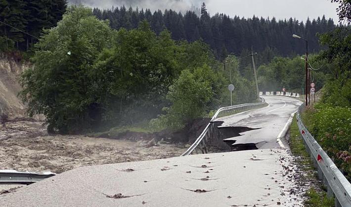 გარესამყაროს მოწყვეტილი 12 სოფელი, დაზიანებული გზები და 10-მდე წაღებული ხიდი - ფოტოები ონიდან, სადაც სტიქიის შედეგებს ებრძვიან
