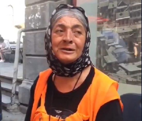 "ნეტავ, თუ იცის, ასეთი პოპულარული რომ გახდა" - მეეზოვე ქალის სევდიანი სიმღერა, რომელიც სოციალურ ქსელში აიტაცეს