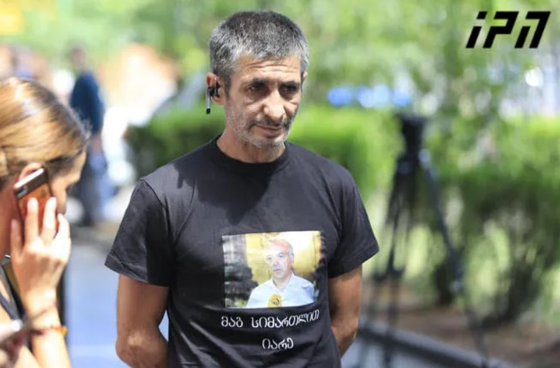 "მაგ სიმართლით იარე" - დაკავებული არასრულწლოვნის მამა გიორგი შაქარაშვილის დედასთან შეხვედრას ითხოვს, ბიძას კი - კარიერისტს უწოდებს