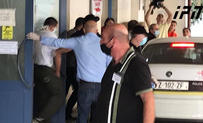 ლევან თოფაძის დაჭრაში ბრალდებული ბუსა ჟვანია სამართალდამცავებმა კლინიკიდან წაიყვანეს