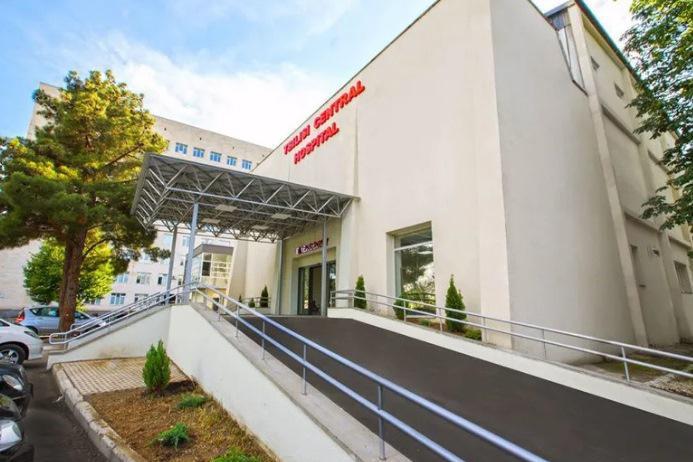 პროკურატურამ "თბილისის ცენტრალური საავადმყოფოს“ დირექტორი და ამავე კლინიკის ექიმი დააკავა