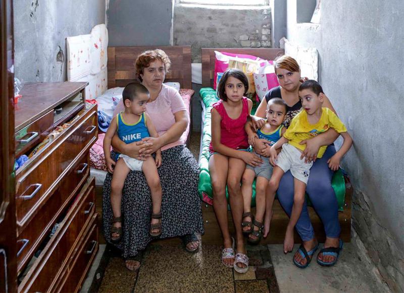 ბავშვები, რომლებიც მიტოვებულ საზოგადოებრივ ტუალეტში ცხოვრობენ