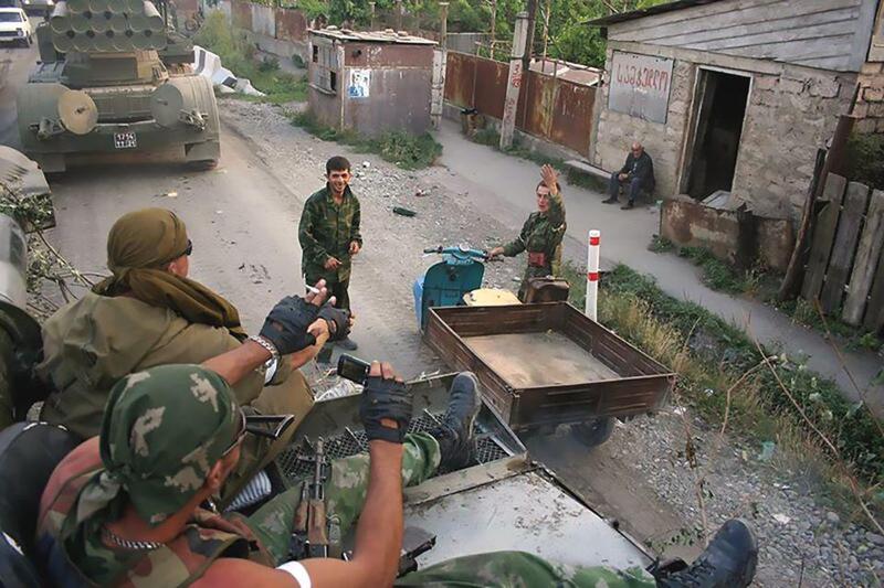 "ნაცემი და თავგატეხილი პაპა გულგრილად უყურებს ახორხოცებულ მწვანე კაცუნებს" - კადრი 2008 წლის ომიდან