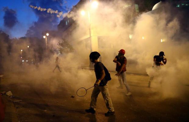 დემონსტრანტები დაარბიეს, ორი მინისტრი გადადგა, არის მსხვერპლი - უახლესი ამბები ბეირუთიდან, სადაც დიდ აფეთქებას დიდი არეულობა მოჰყვა