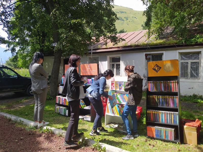 "ლიტერატურული გაჩერება" ყაზბეგშია - დაბა სტეფანწმინდაში, 50%-მდე ფასდაკლებით, გამოფენა-გაყიდვა იმართება