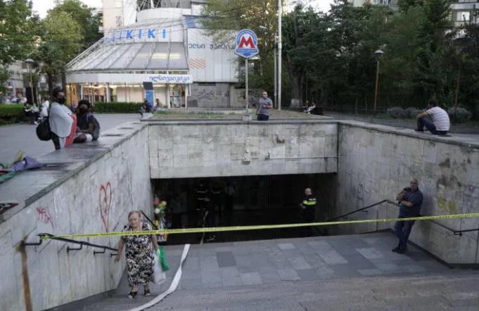 დაკვამლიანება თბილისის მეტროში - საბურთალოს ხაზზე მოძრაობა შეწყდა