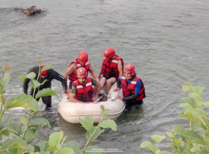 მაშველებმა ადიდებული ჭოროხიდან მეთევზეები გამოიყვანეს