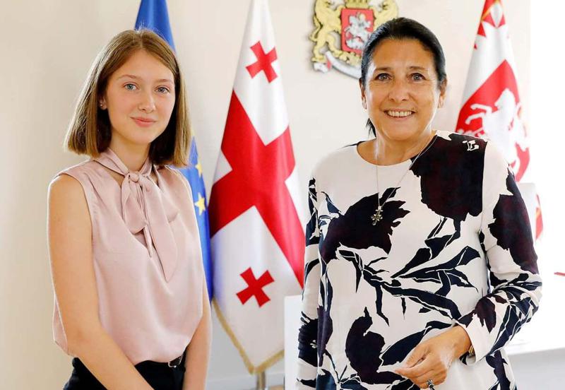 რას ყვება გოგონა, რომელსაც საფრანგეთში სწავლის  დროს ცხოვრებას პრეზიდენტი პირადი ხარჯებიდან დაუფინანსებს - "მას ხელით დაწერილი წერილი მივწერე"