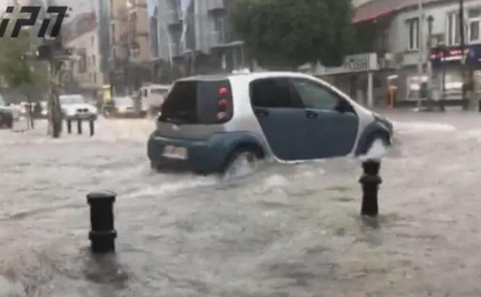 ბათუმში ძლიერი წვიმის შედეგად რამდენიმე ქუჩა დაიტბორა