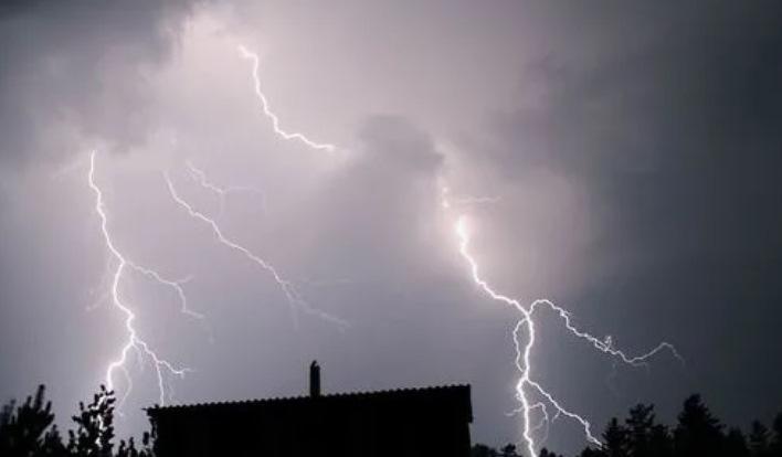 ხელვაჩაურის მუნიციპალიტეტში საცხოვრებელ სახლს მეხი დაეცა