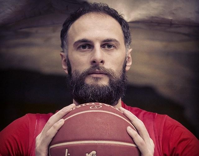 ვიქტორ სანიკიძის ძმა, მამა და დეიდა სტაციონარში გადაიყვანეს, თავად კალათბურთელი კი, კარანტინშია