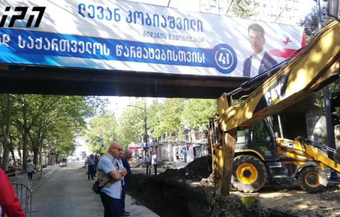 გლდანში ახალრეაბილიტირებულ ქუჩაზე ასფალტის საფარი ჩაინგრა - LIVE ადგილიდან